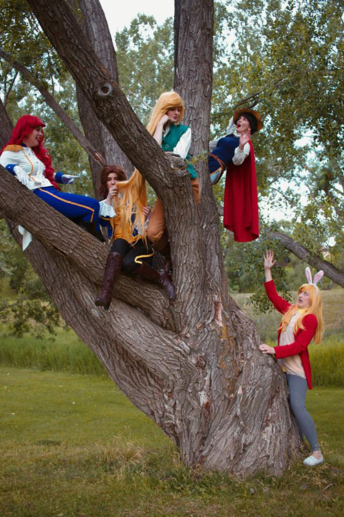 Disney Princesses Swap Clothes with Princes Group Cosplay